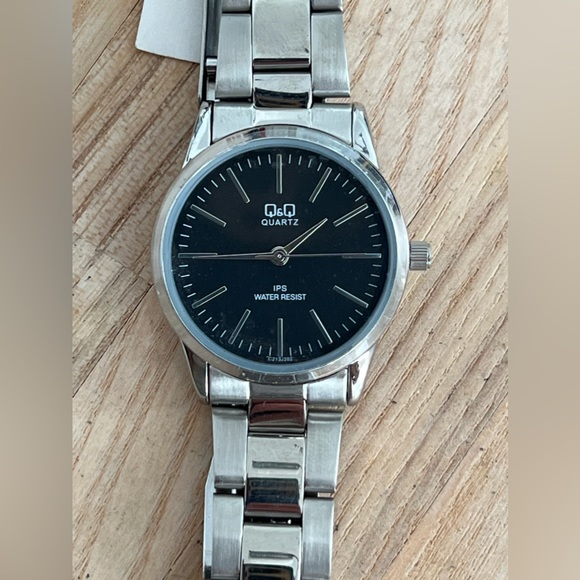 Q&Q Ladies Watch Stainless Bracelet Black Dial Stainless Case NWT - Picture 3 of 12